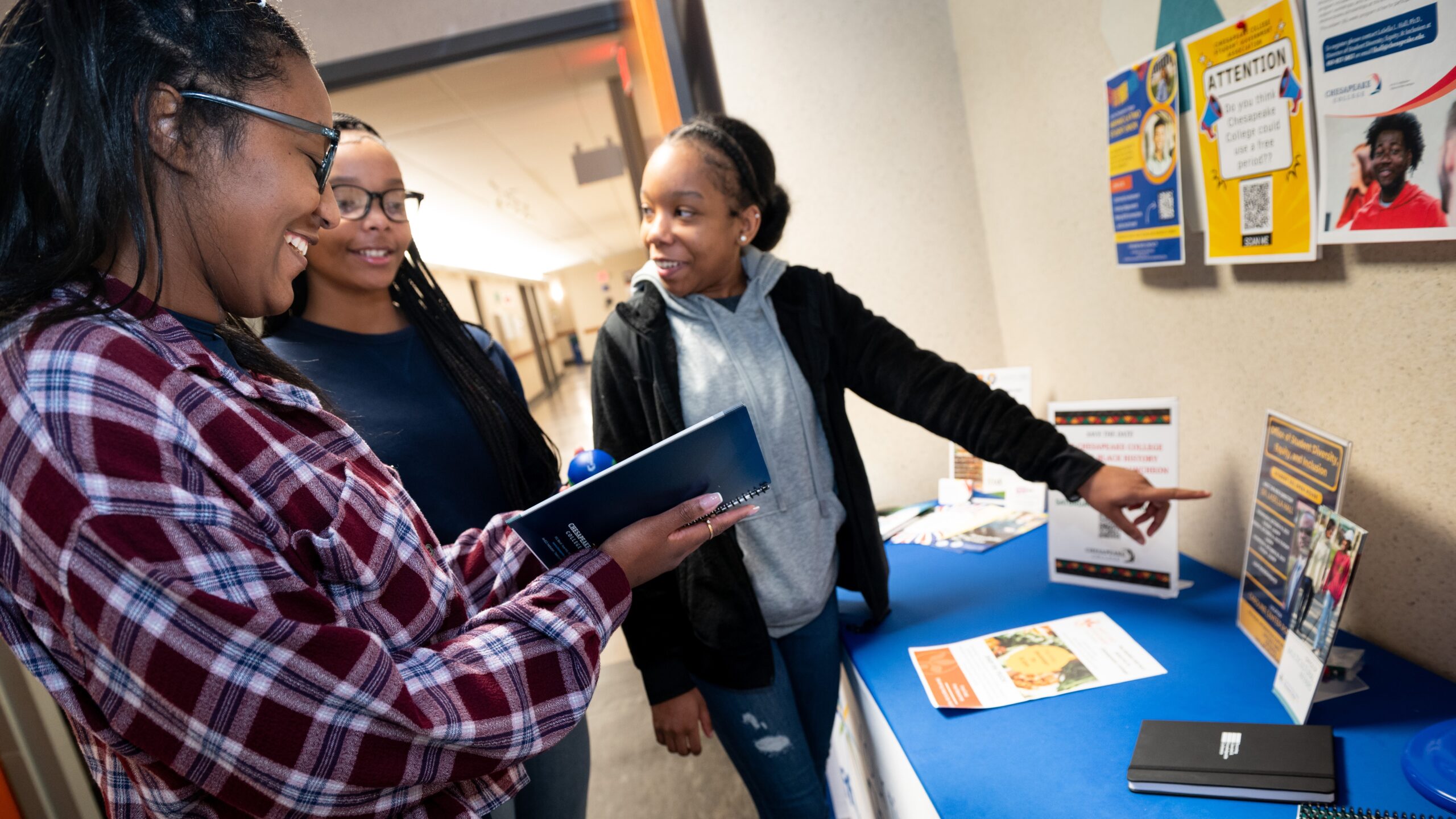 UHURU BSU student leaders look over items on a welcome table in the Student DEI-FYE Suite