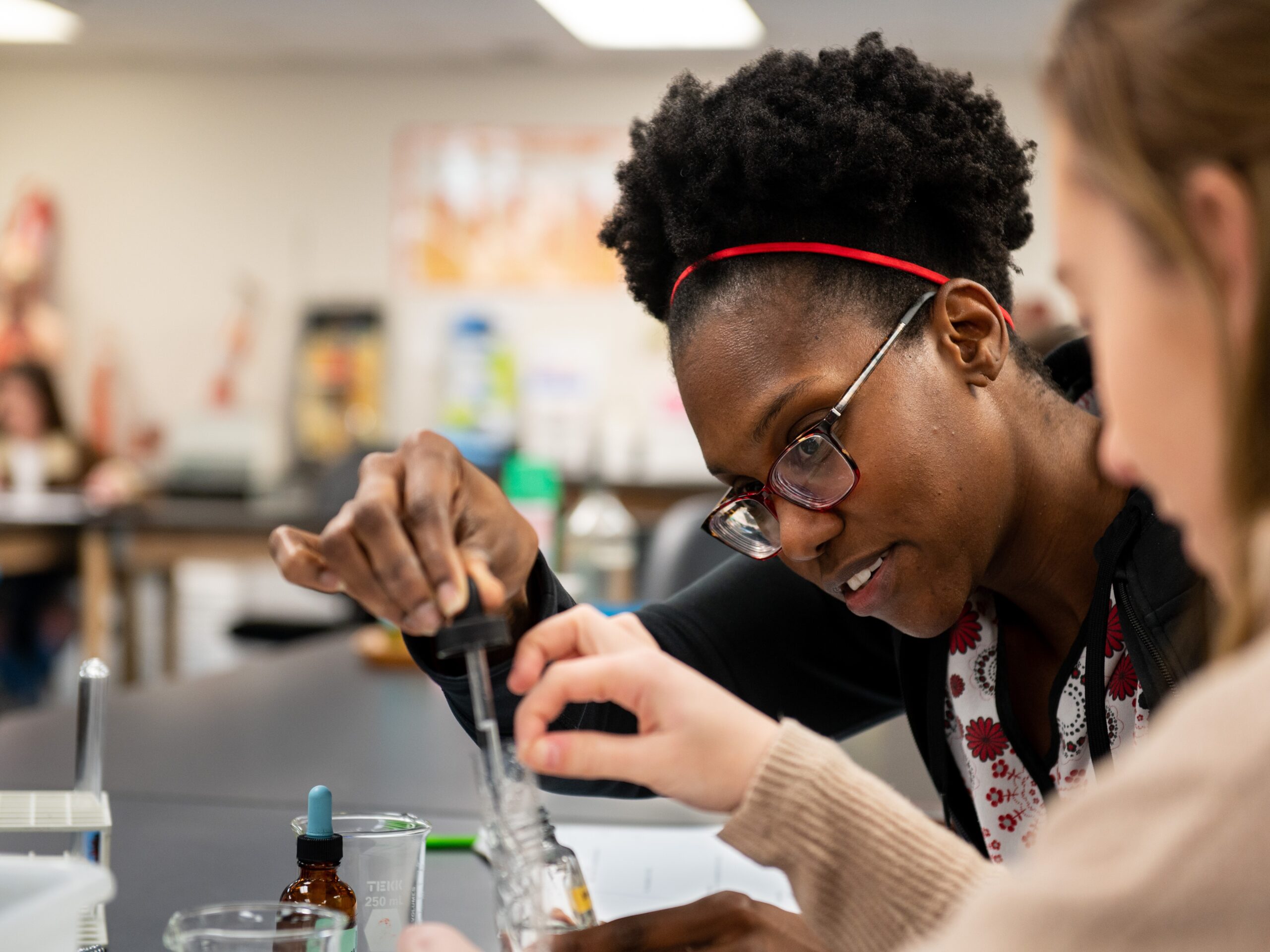 students use eyedroppers to complete an activity in a lab class